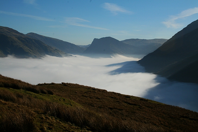 Temperaturspiegelung im Tal: kalte Luft und Nebel am Boden gefangen, während die Hängegipfel über der Schicht liegen