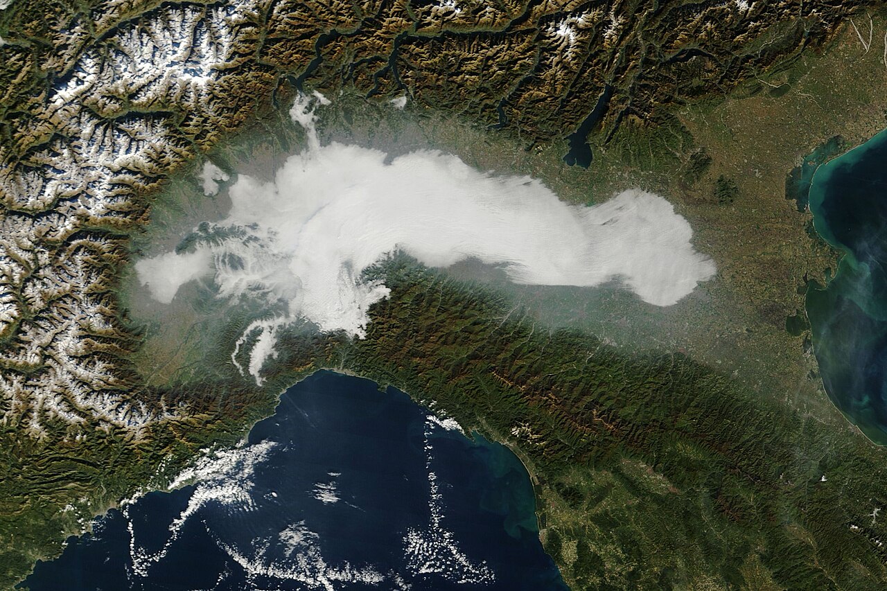 In Nebel in einer niedrigen Talsohle (Po-Ebene) angesammelter Nebel — typisches Anzeichen für die Ansammlung kalter Luft