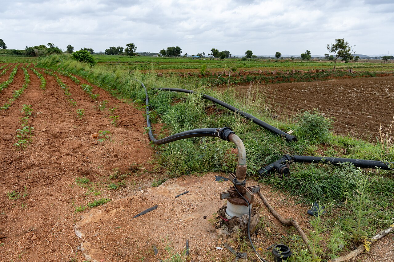 Tauchpumpe in einem gebohrten Brunnen mit Rohrnetz zur Bewässerung auf einem landwirtschaftlichen Grundstück