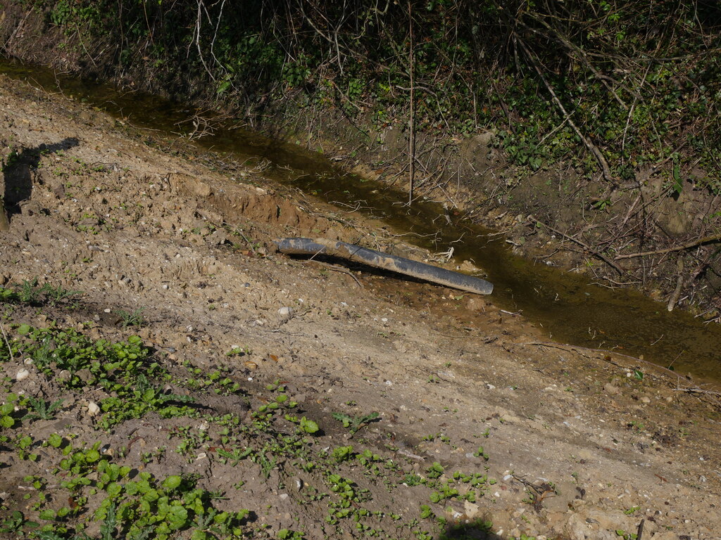 Auslauf einer Feld-Drainagerohrleitung, die überschüssiges Wasser von landwirtschaftlichen Flächen ableitet