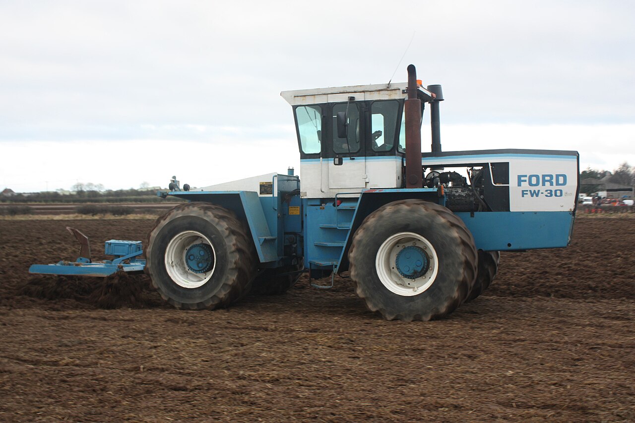 Traktor zieht einen Unterpflüger (Subsoiler) zum tiefen Lockern des Bodens ohne Wenden