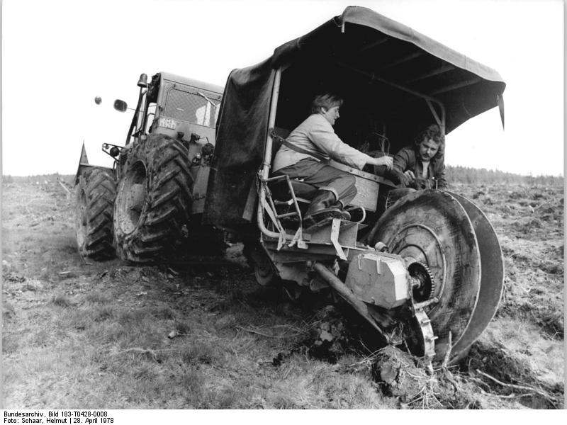 Traktor pflanzt Setzlinge