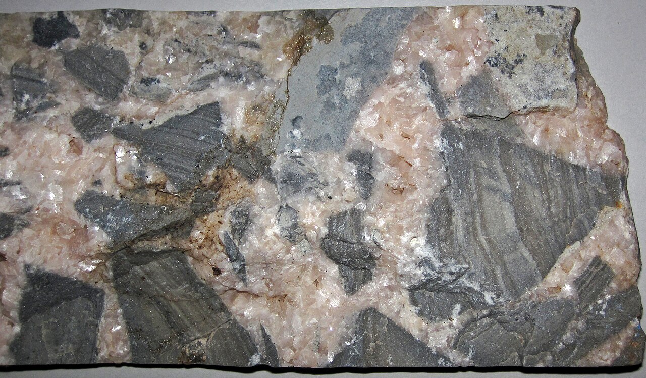Dolomit (Calcium-Magnesium-Carbonat) — Rohstoff für Dolomitkalk, der gleichzeitig den Boden-pH anhebt und Magnesium zuführt