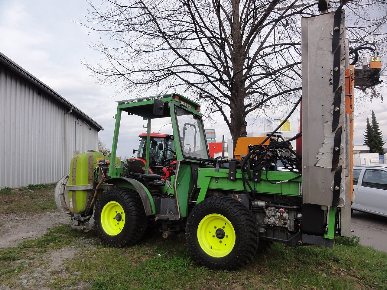 Traktor für Anlagen mit Spritztank und Anschluss für die Reihenbearbeitung