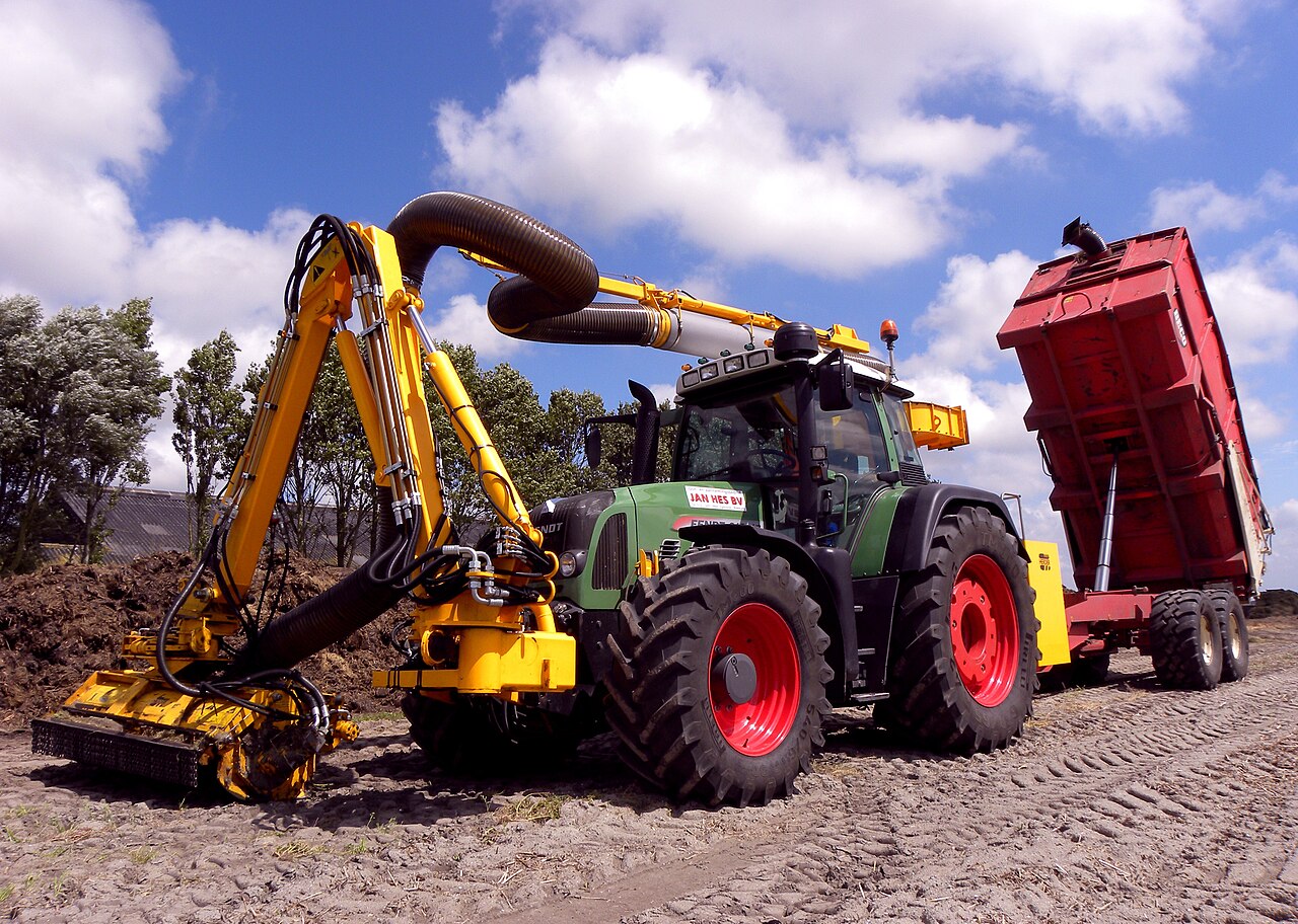 Traktor mit Saug-Ernter
