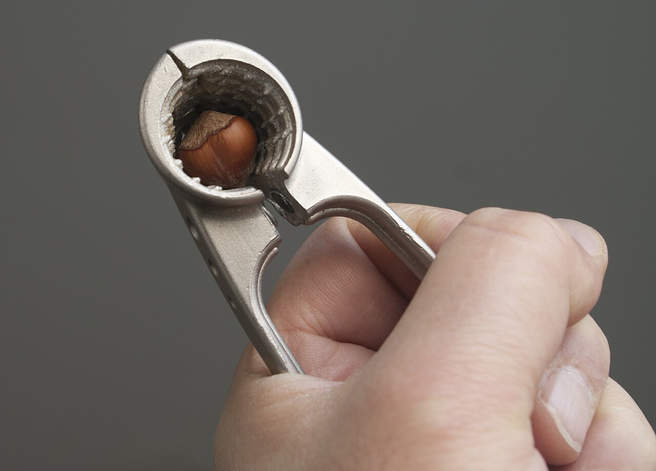 Handcracker (Brecher) für Haselnüsse