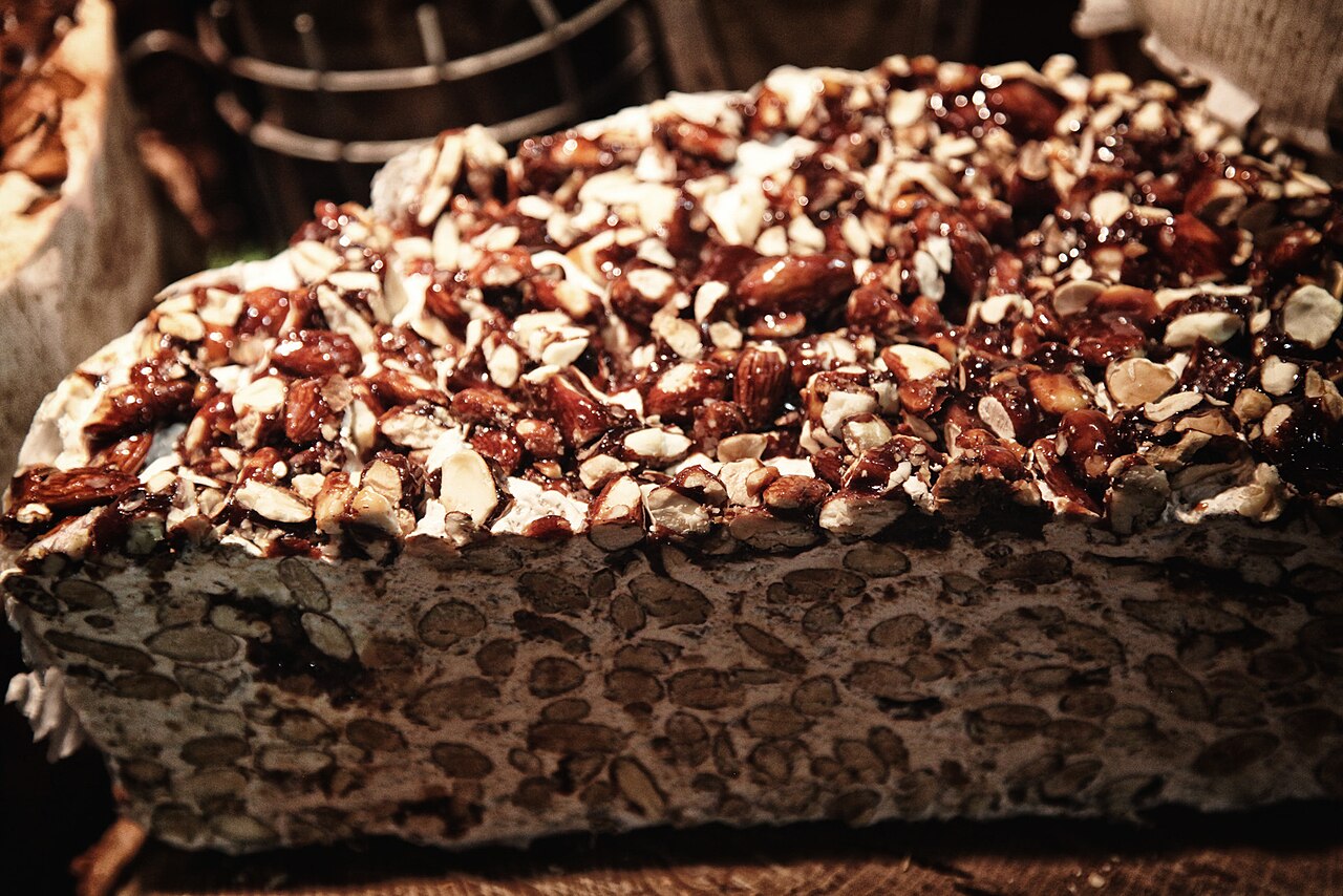 Nougat mit gerösteten Nüssen