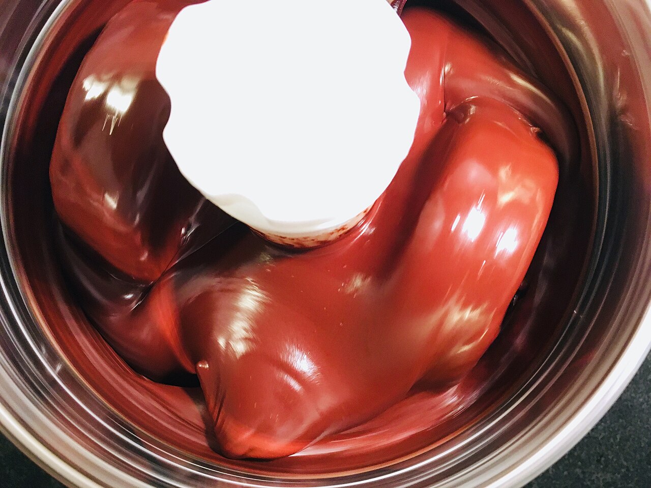 Verfeinern der Schokoladenmasse bis zu einer glatten Textur