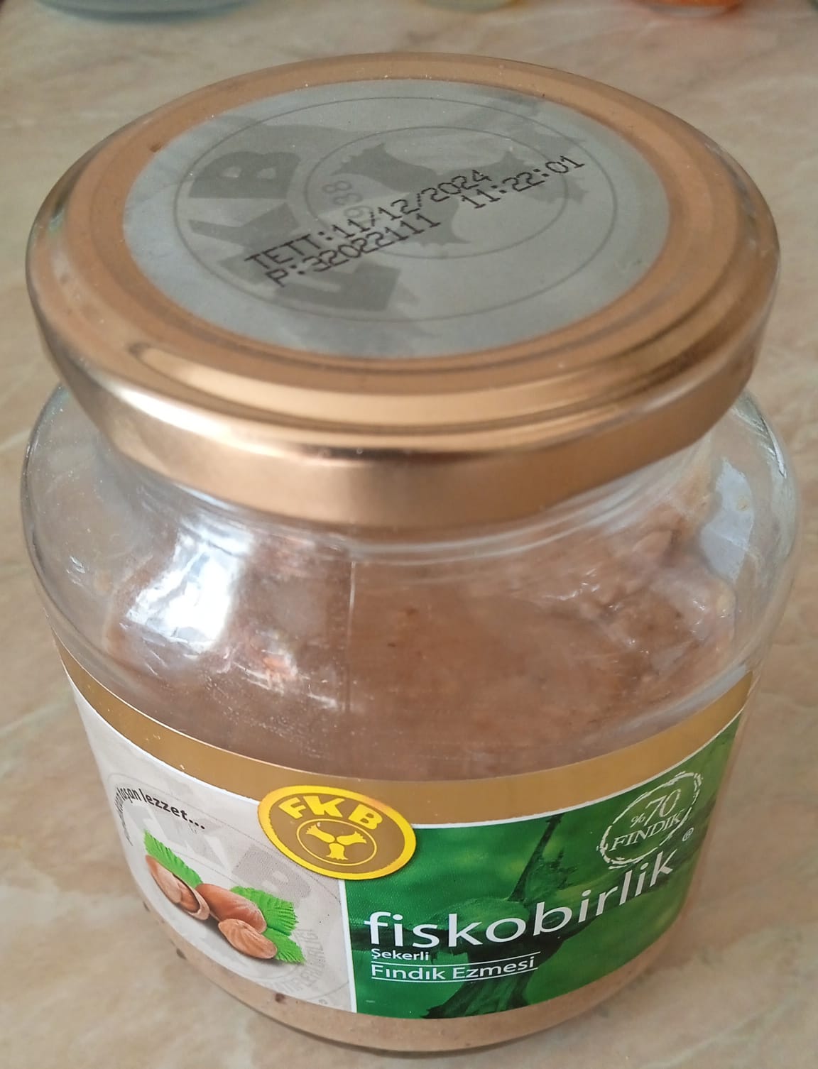 Haselnussbutter (gemahlene Kerne) im Glas