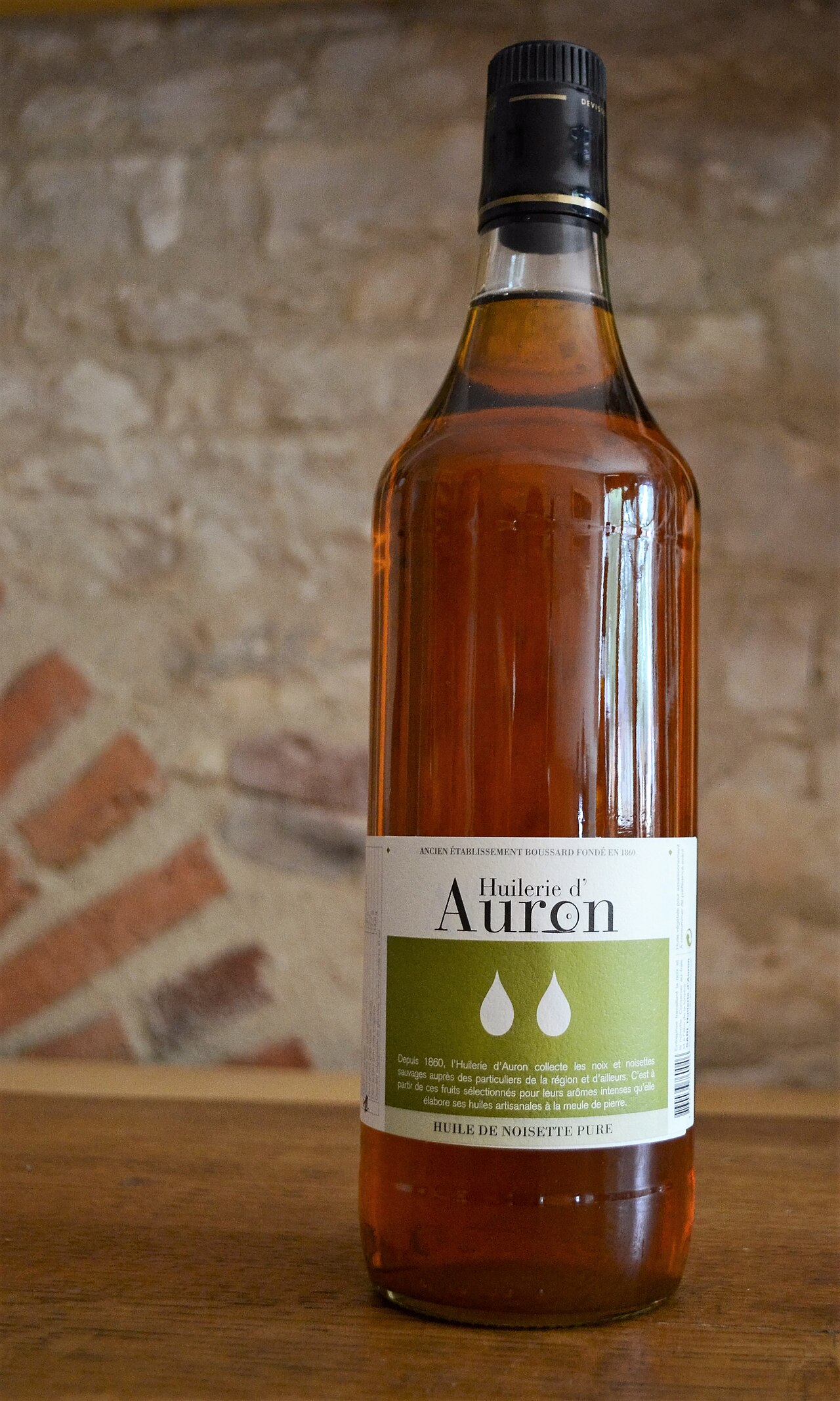 Flasche Haselnussöl-Produkt