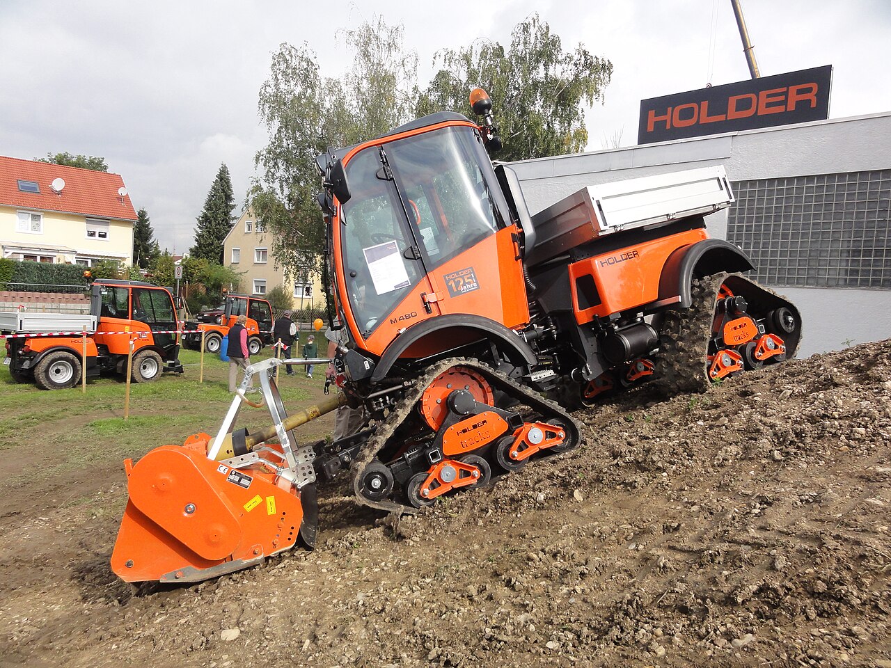 Traktor mit Sprühgerät in der Anlage — eine Maschine mit hoher jährlicher Auslastung