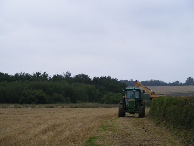 Traktor auf dem Feld mit Maschinen