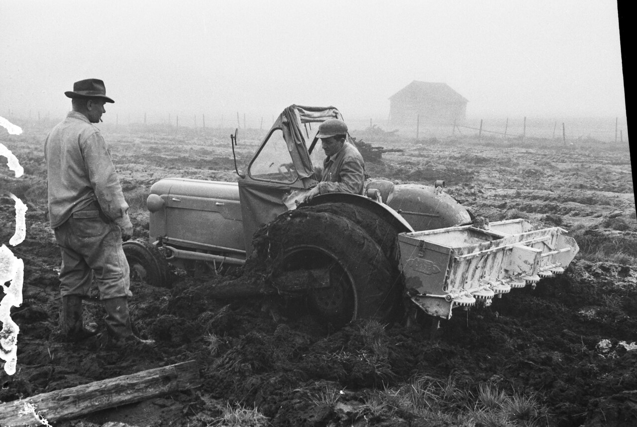 Traktor mit Düngestreuer auf dem Feld