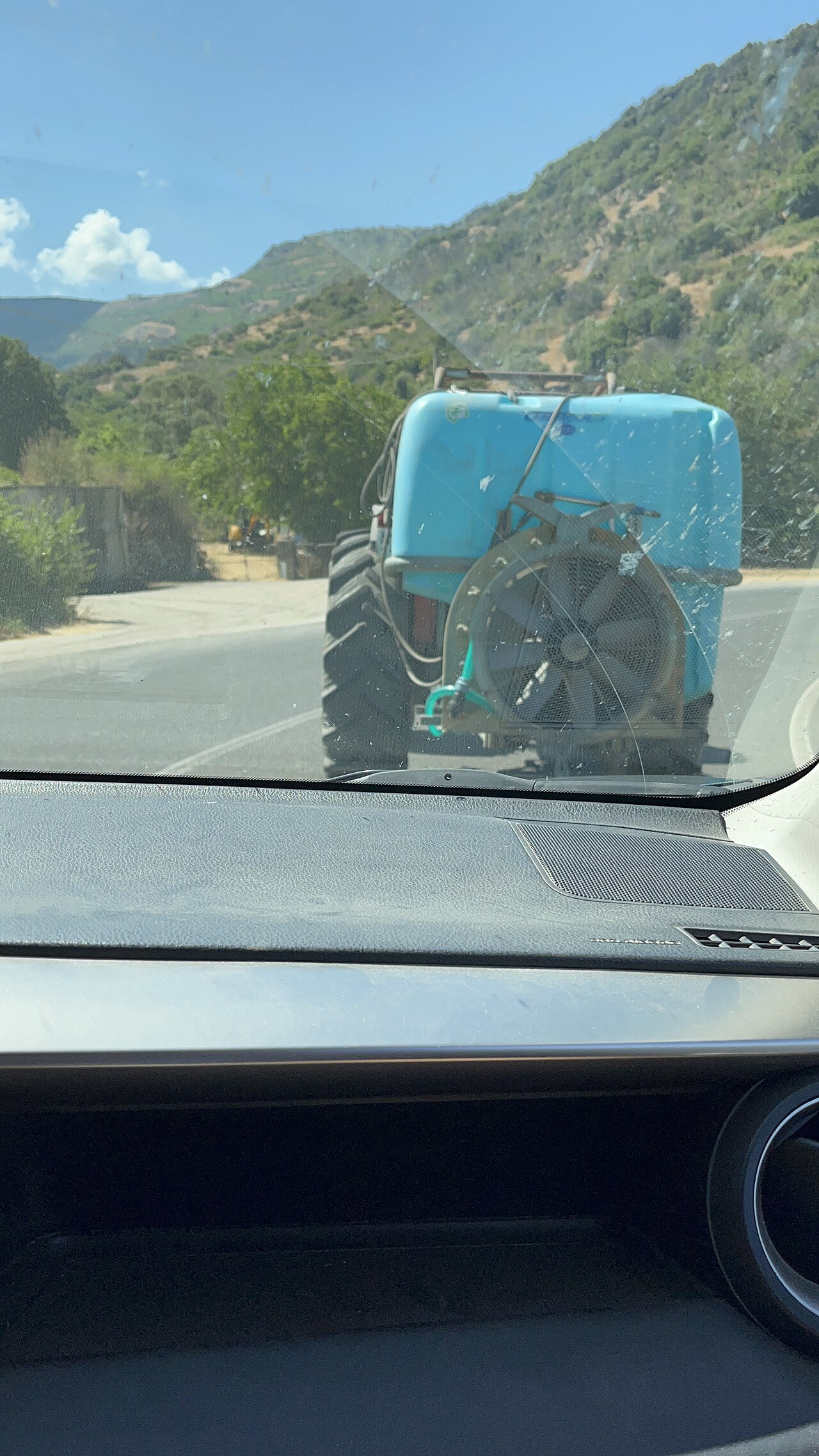 Traktor sprüht Haselnussanlage
