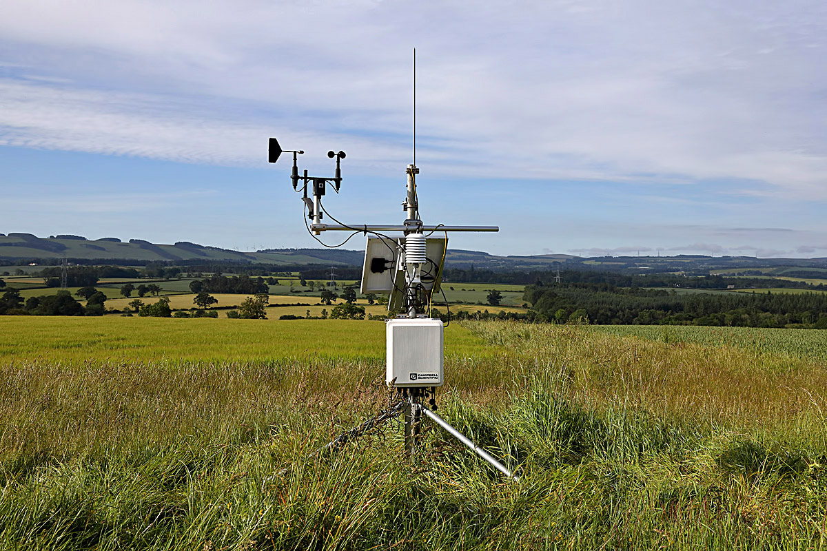 Agrometeorologische Station mitten auf einer landwirtschaftlichen Fläche