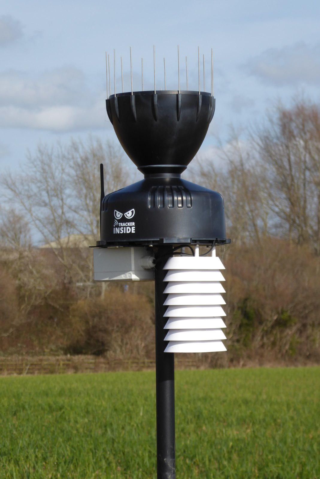 Wetterstation auf landwirtschaftlichem Boden, die Wetterdaten für Bewässerungs- und Schutzentscheidungen sammelt