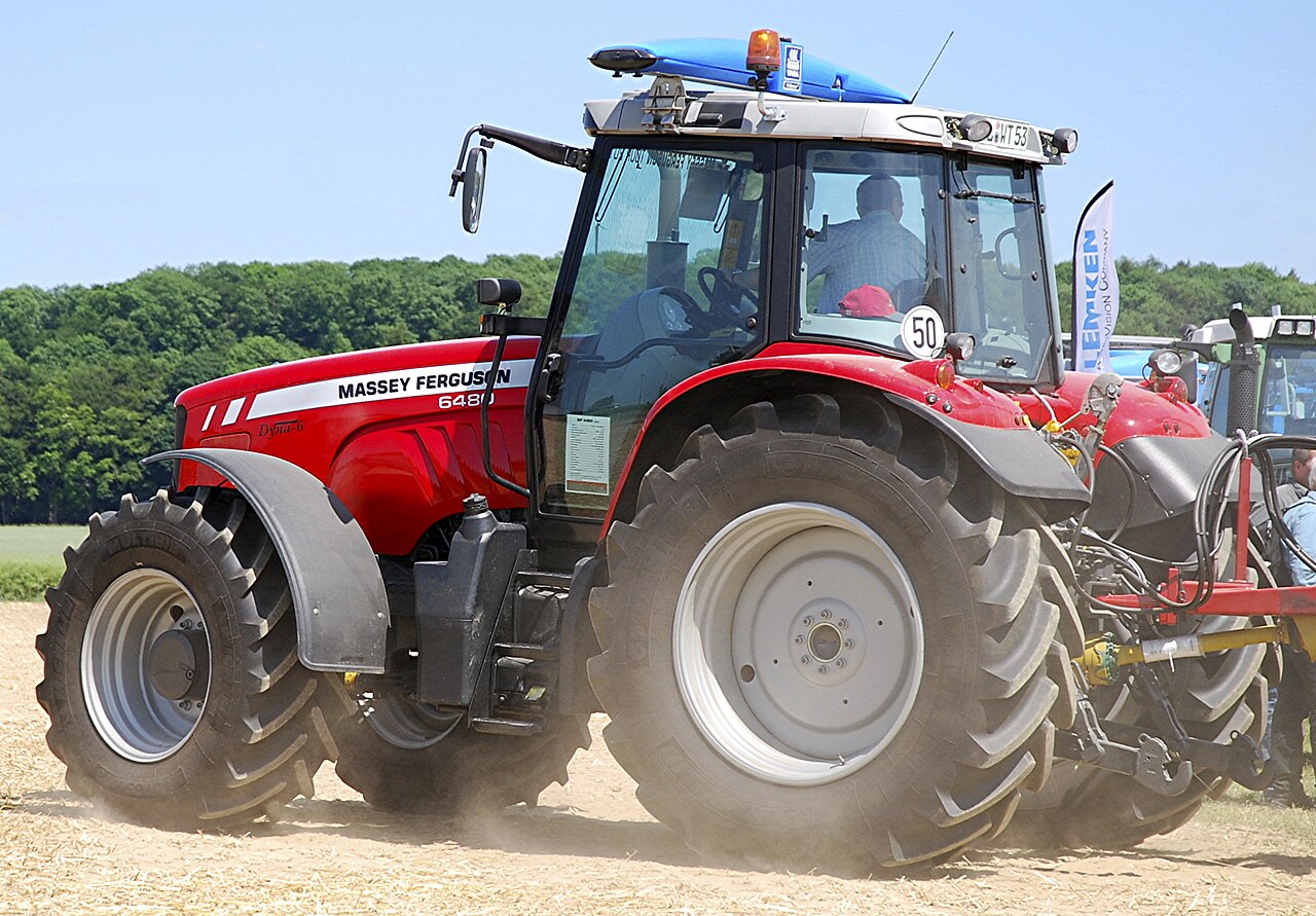 Landwirt beim Sprühen von Pflanzenschutzmitteln